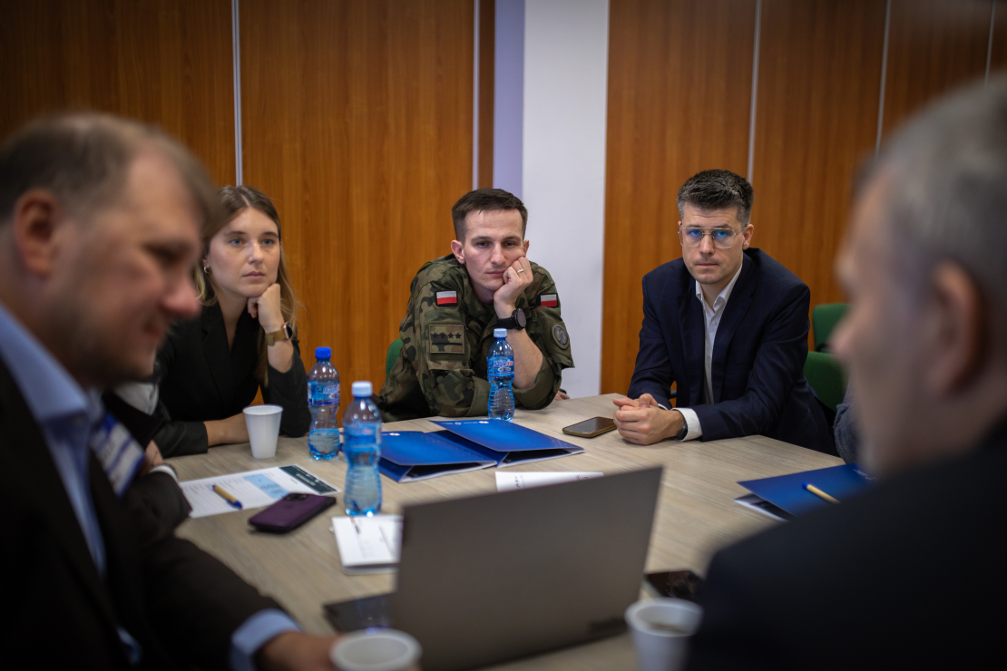 Uczestnicy i uczestniczki IDA Bootcamp rozmawiający przy stoliku