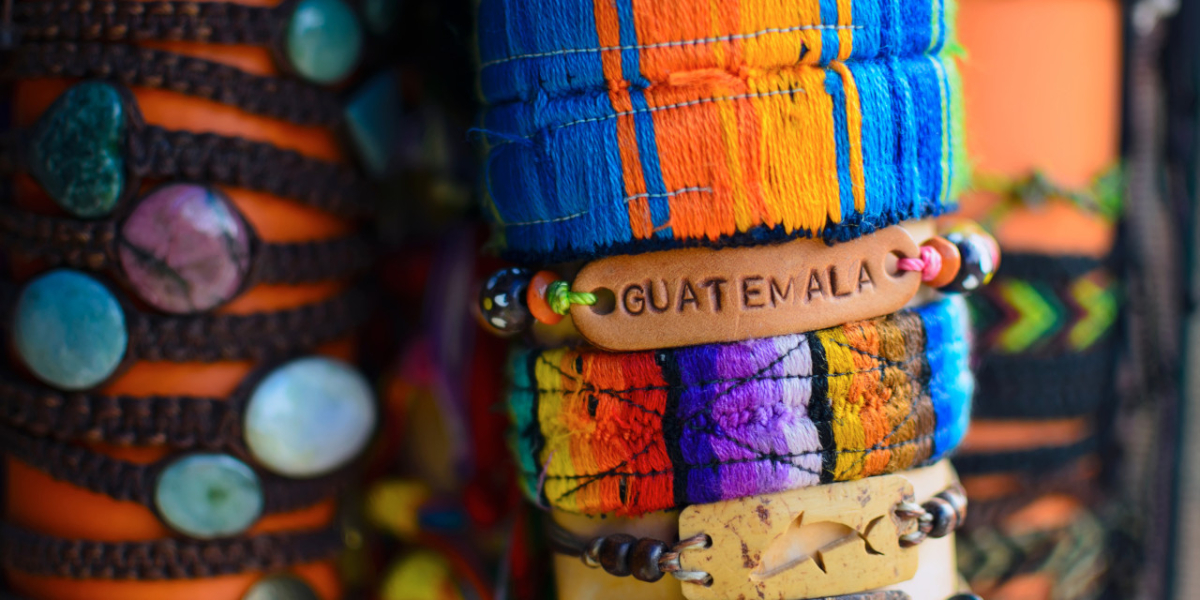 Kolorowe bransoletki na nadgarstku, w tym jedna z napisem Guatemala