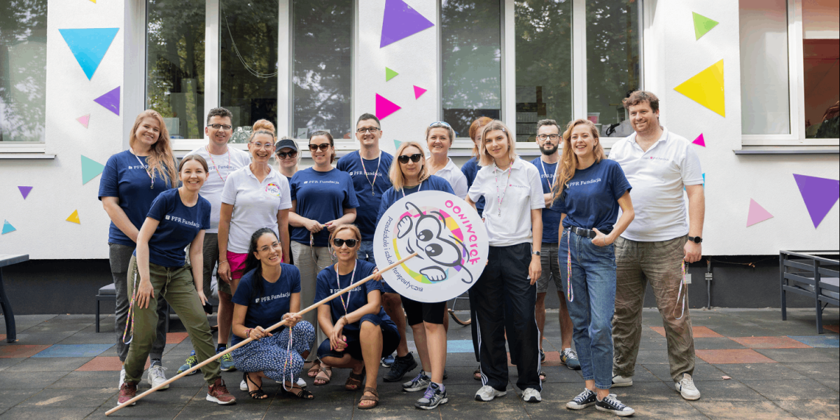Grupa wolontariuszy przed budynkiem