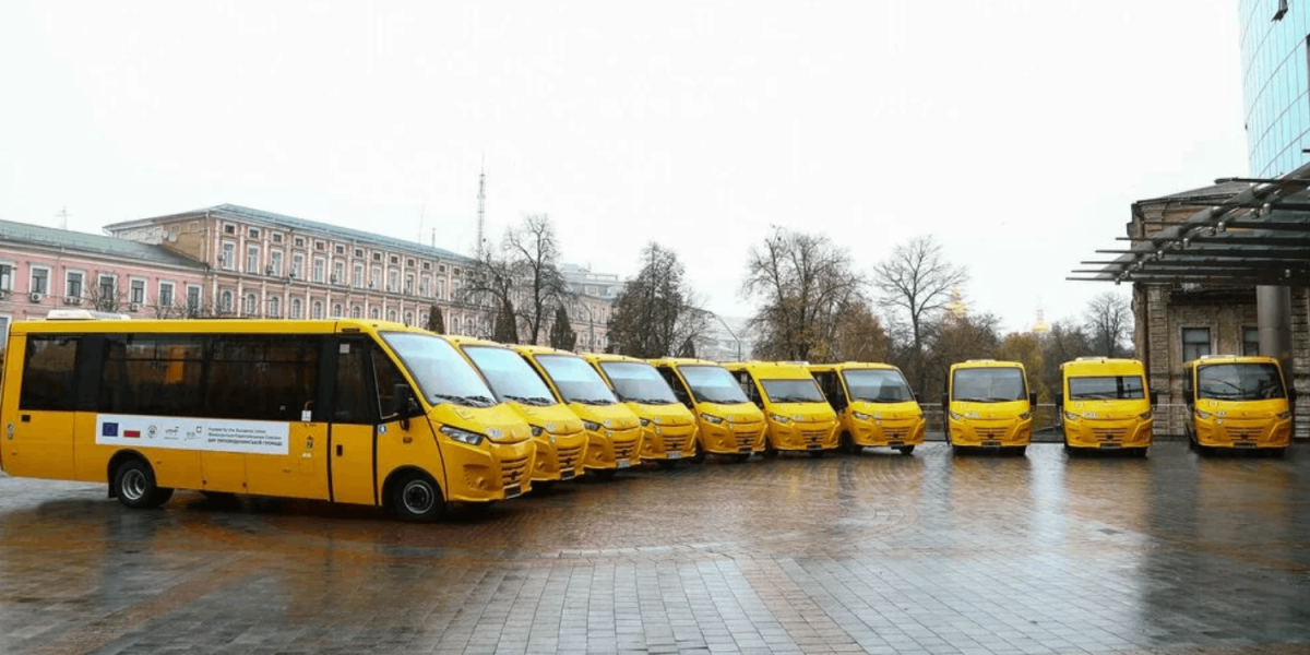 Żółte autobusy stojące na placu w półokręgu