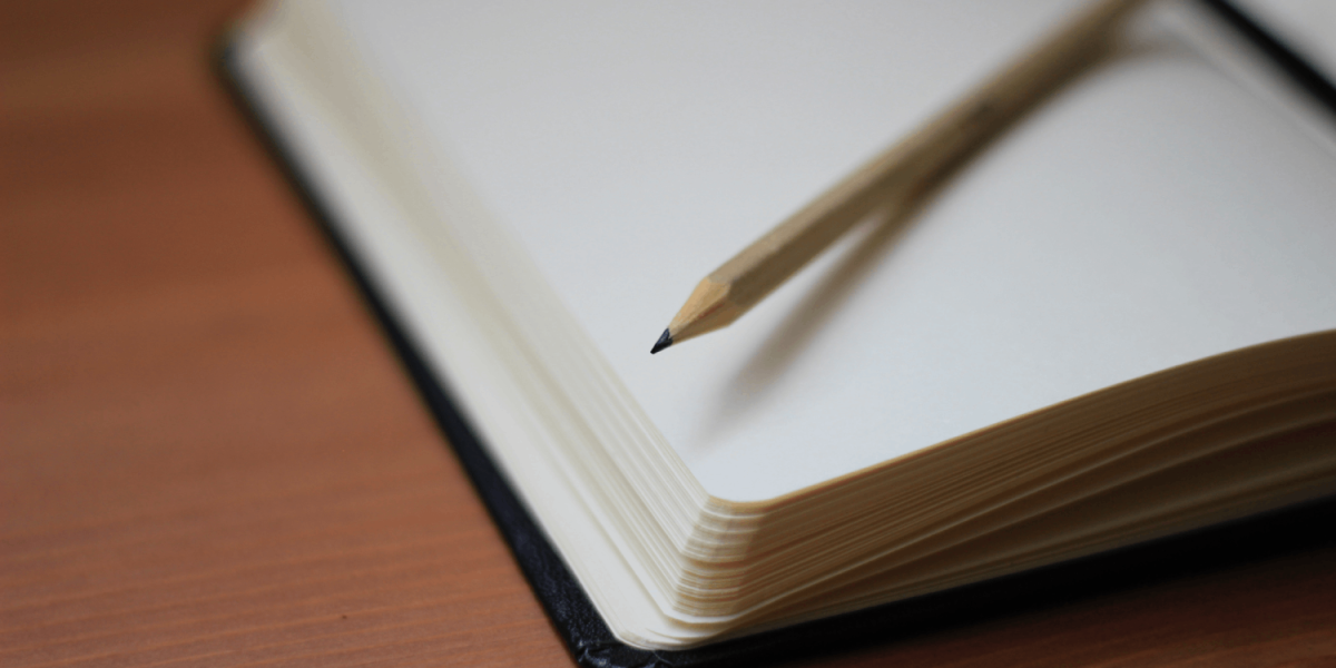Notes i ołówek leżące na blacie