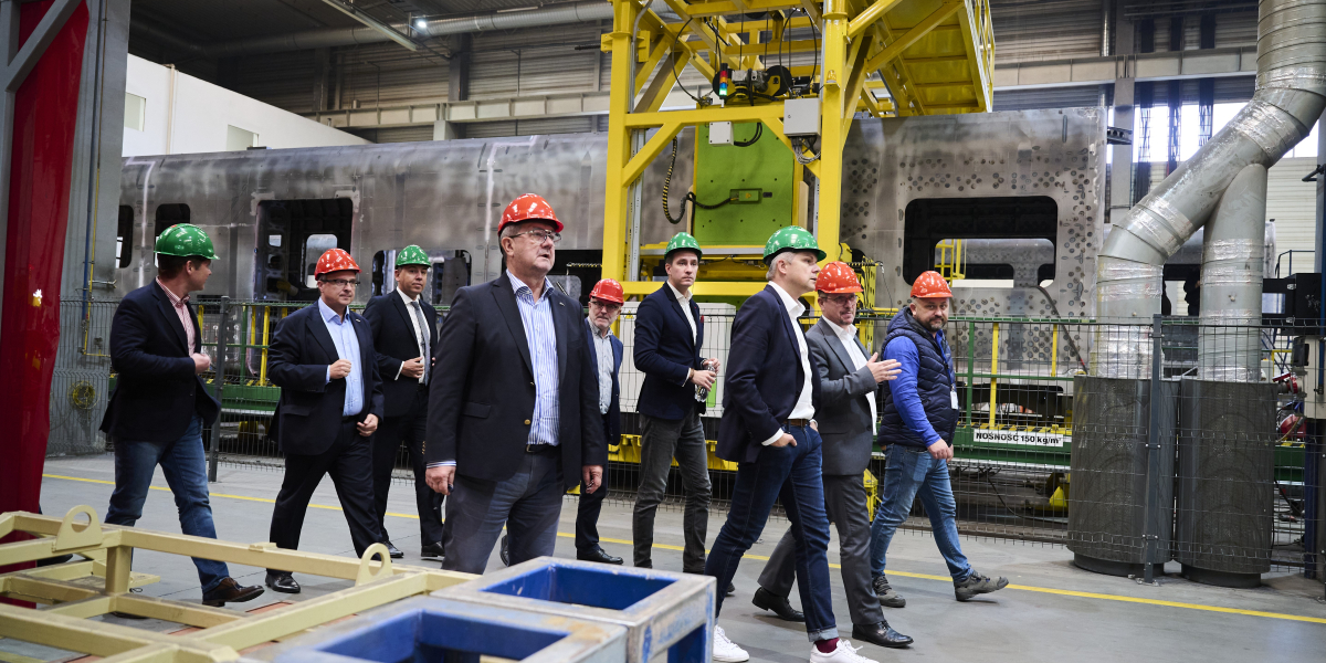 Grupa mężczyzn w kaskach