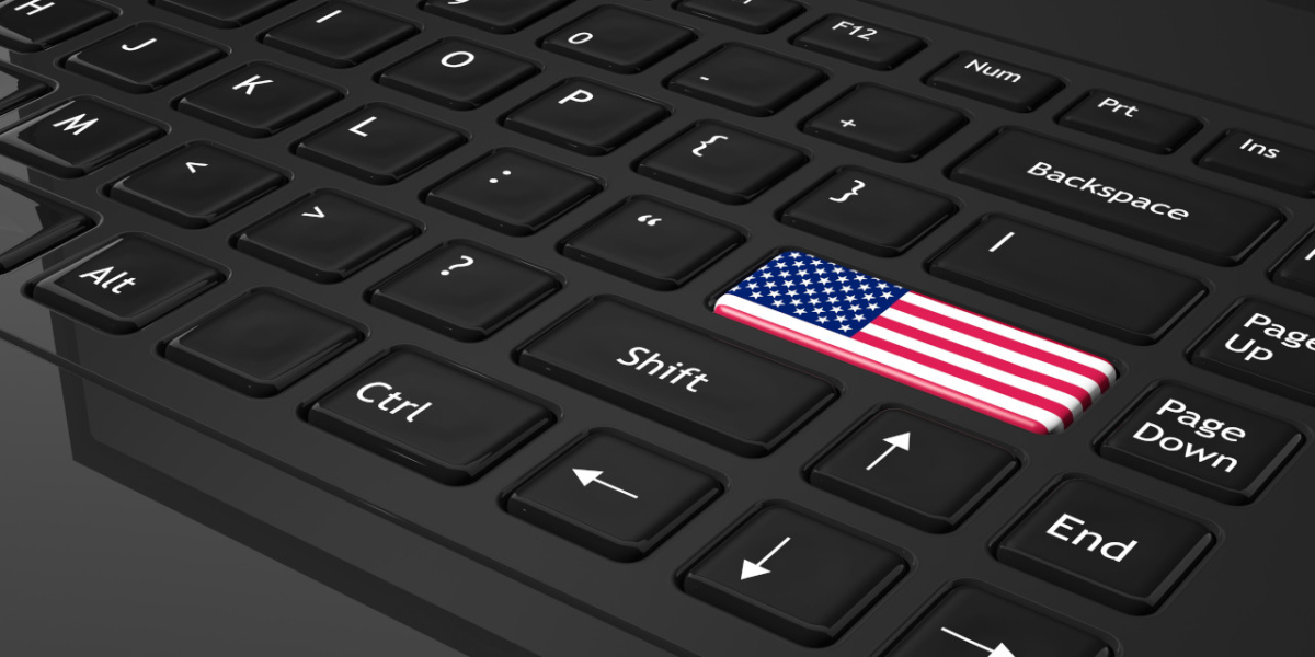 Klawiatura komputera z guzikiem w barwach flagi USA