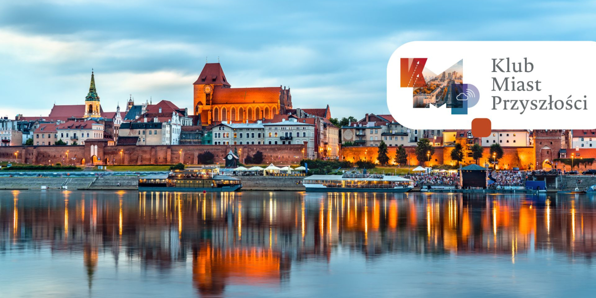 Zabudowa miejska Torunia i woda przed nią