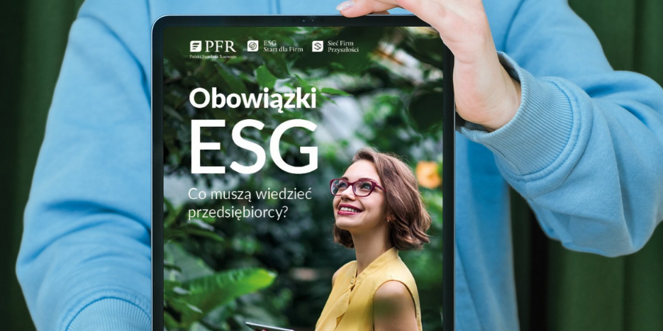 Dłonie trzymające tablet, na którym widać kobietę patrzącą na napis "Obowiązki ESG"
