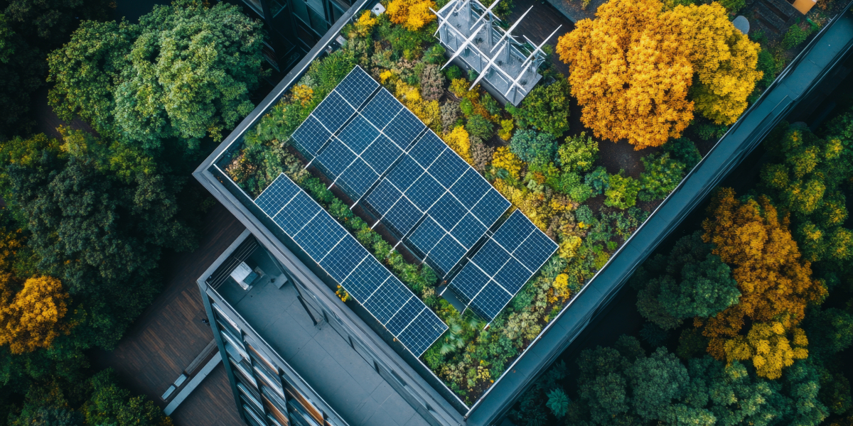 Panele solarne umieszczone na dachu nowego budynku mieszkalnego widoczne z lotu ptaka