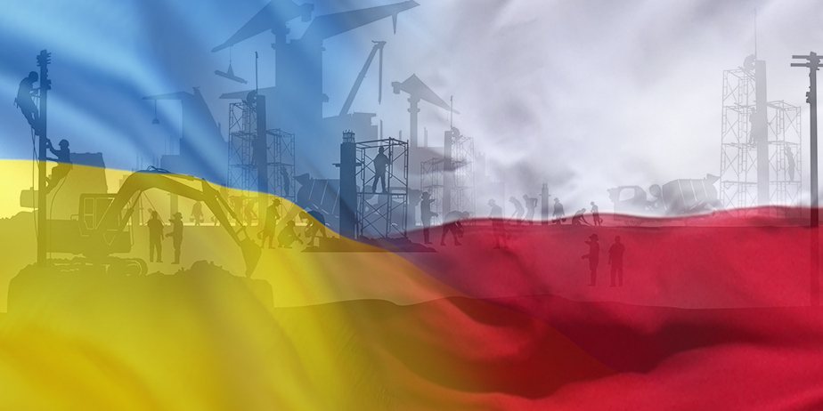 Polskie i ukraińskie barwy na tle placu budowy