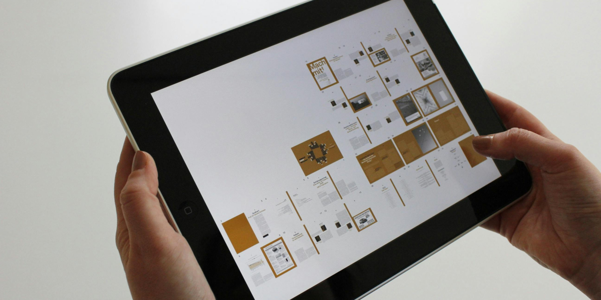 Tablet trzymany w dłoniach
