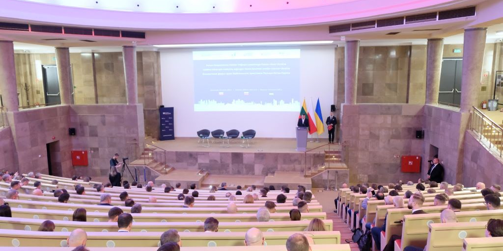Widok sali konferencyjnej zza widowni