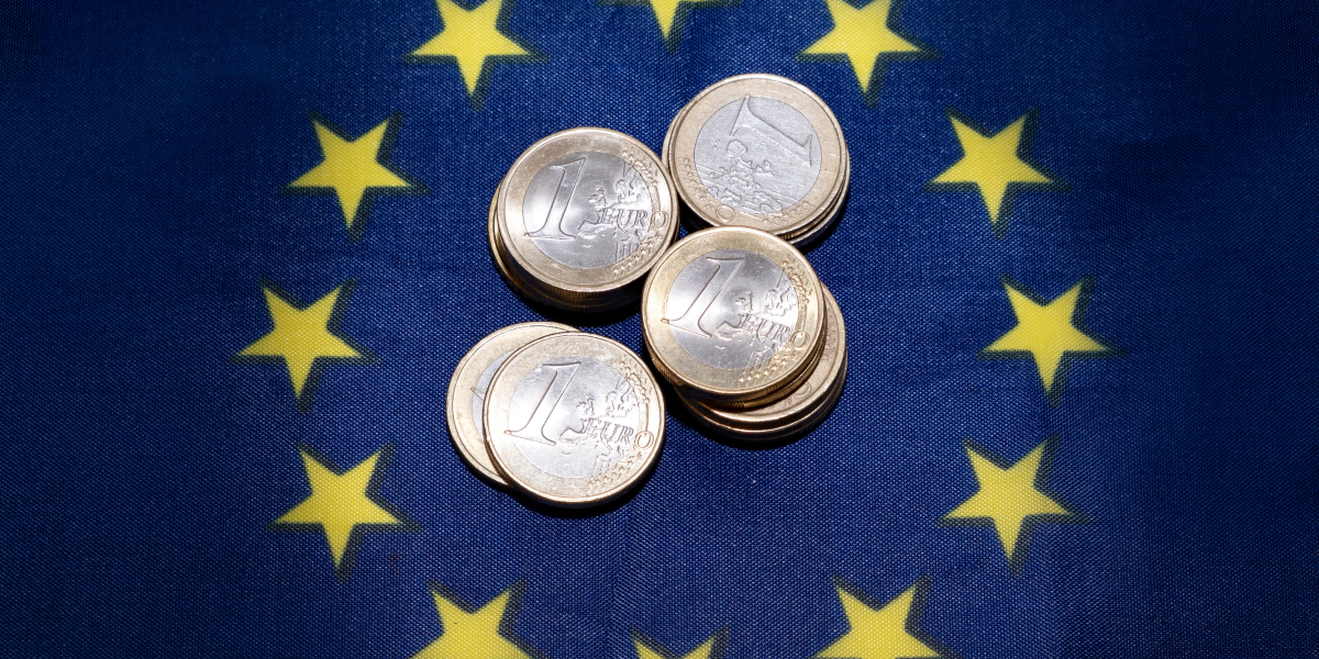 Monety w walucie Euro wkomponowane we flagę UE