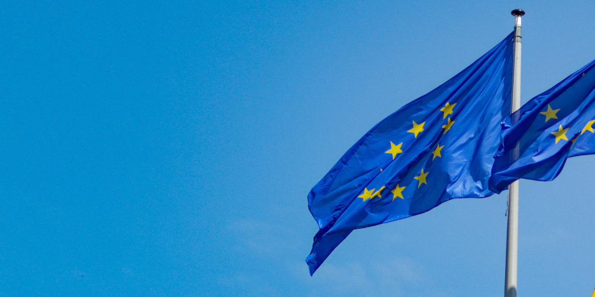 Dwie flagi Unii Europejskiej na tle nieba