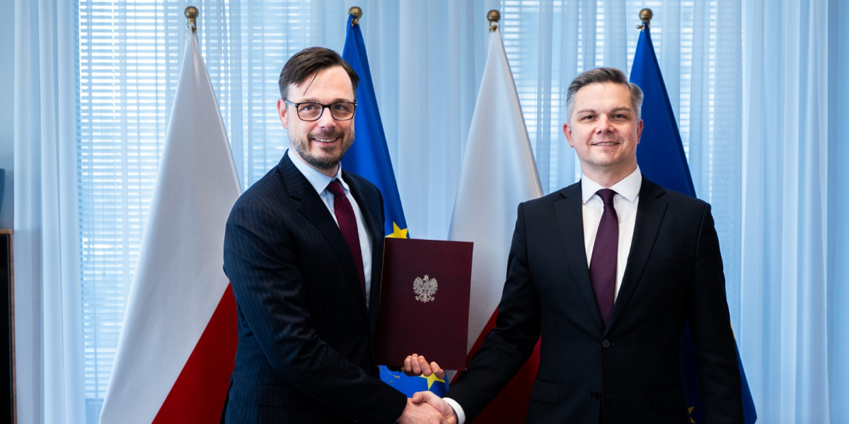 Mężczyźni w garniturach ściskają sobie dłonie