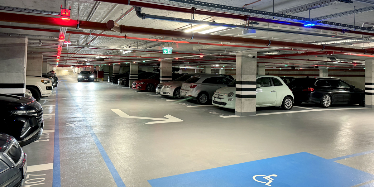 Parking podziemny i znajdujące się w nim auta