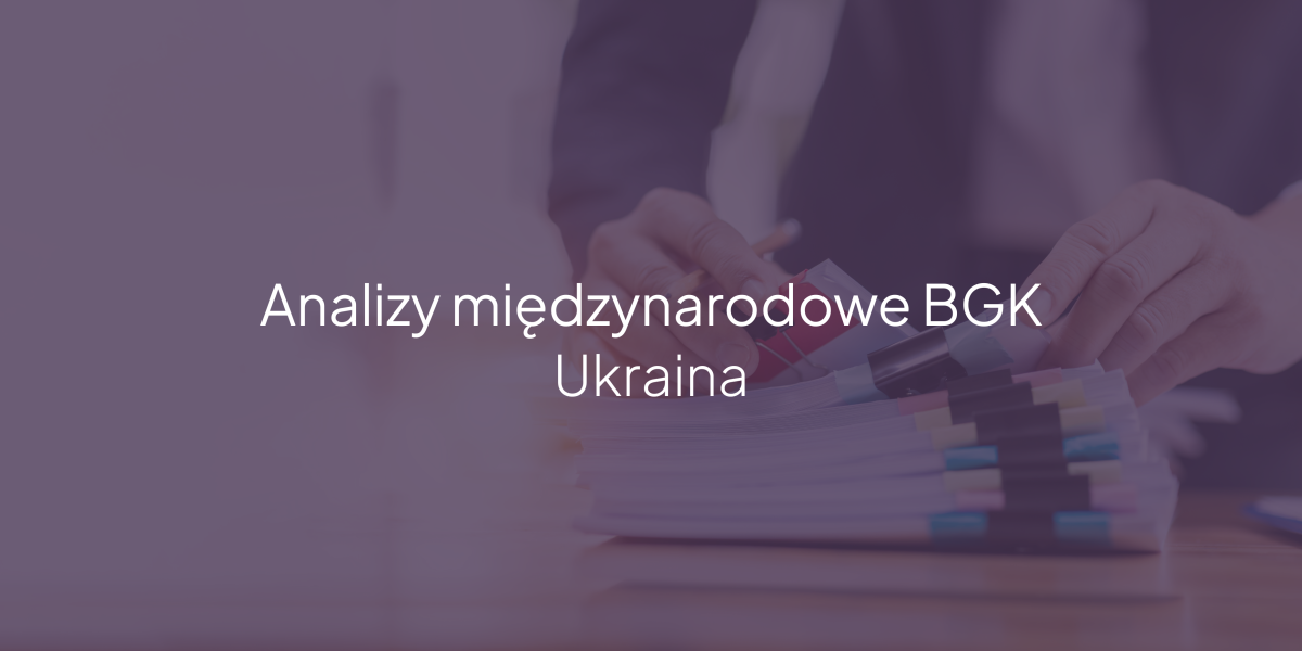 Napis "Analizy międzynarodowe BGK Ukraina" na tle stosu dokumentów