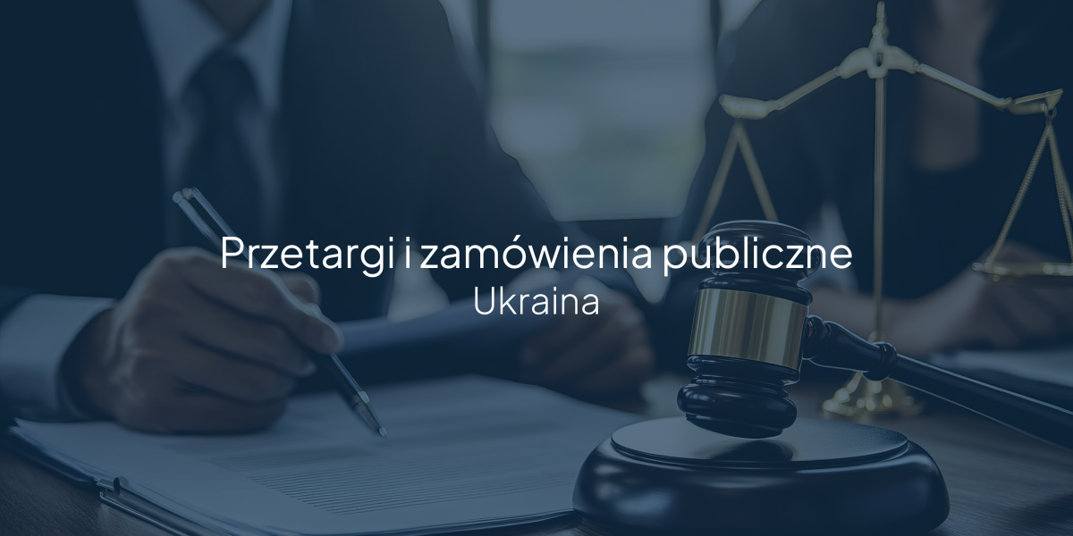 Napis "Przetargi i zamówienia publiczne Ukraina" na tle biurka, przy którym siedzi mężczyzna podpisujący dokumenty i leży młotek sądowy
