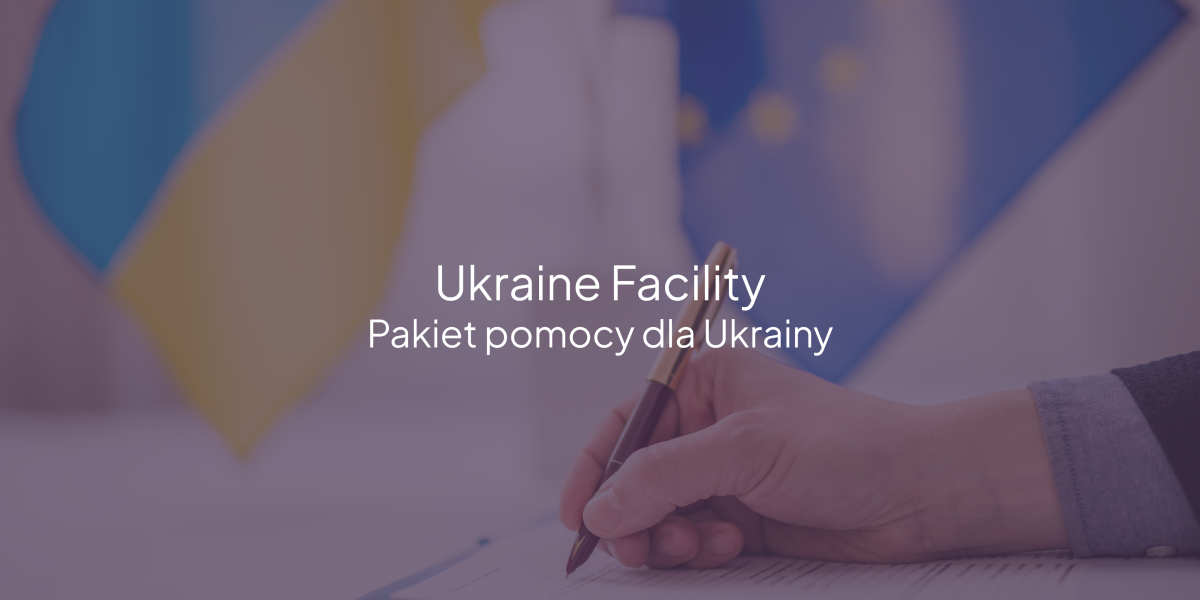 Napis "Ukraine Facility pakiet pomocy dla Ukrainy" na tle biurka oraz flagi Ukrainy oraz UE