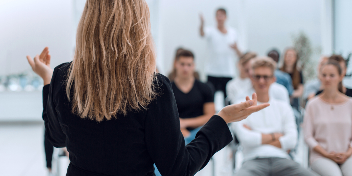Kobieta prowadząca szkolenie pracowników