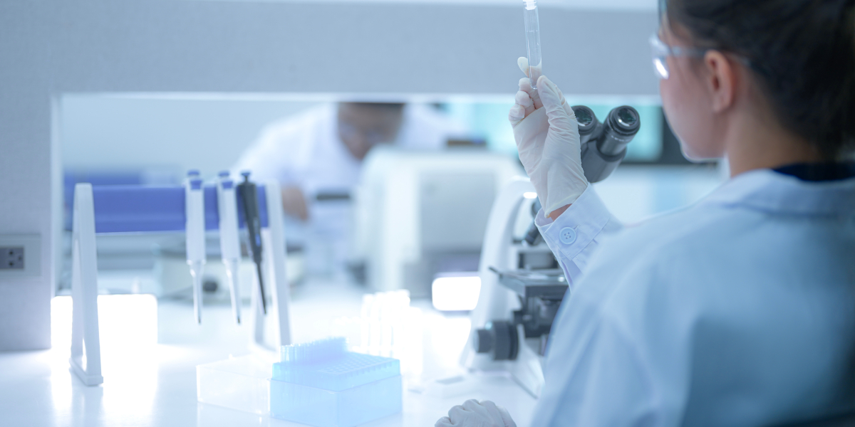 Kobieta w laboratorium biotechnologicznym