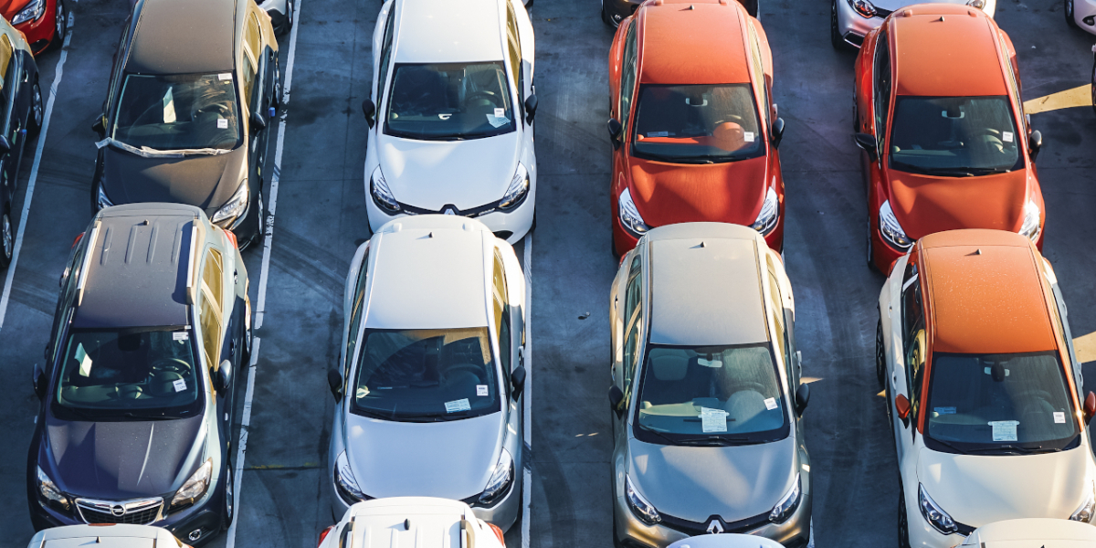 Auta stojące w korku.