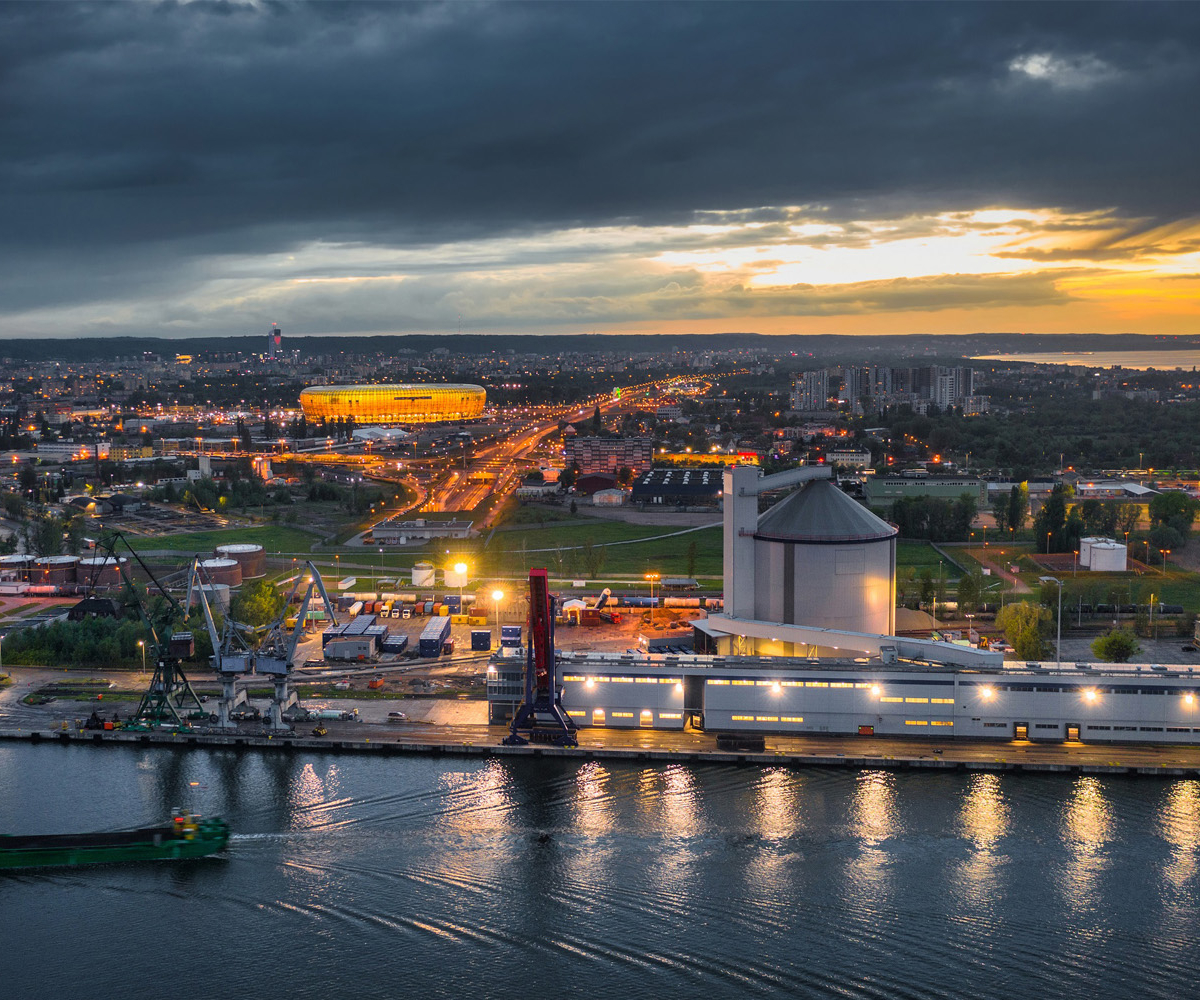 Panorama miasta Gdańska, w oddali stadion sportowy