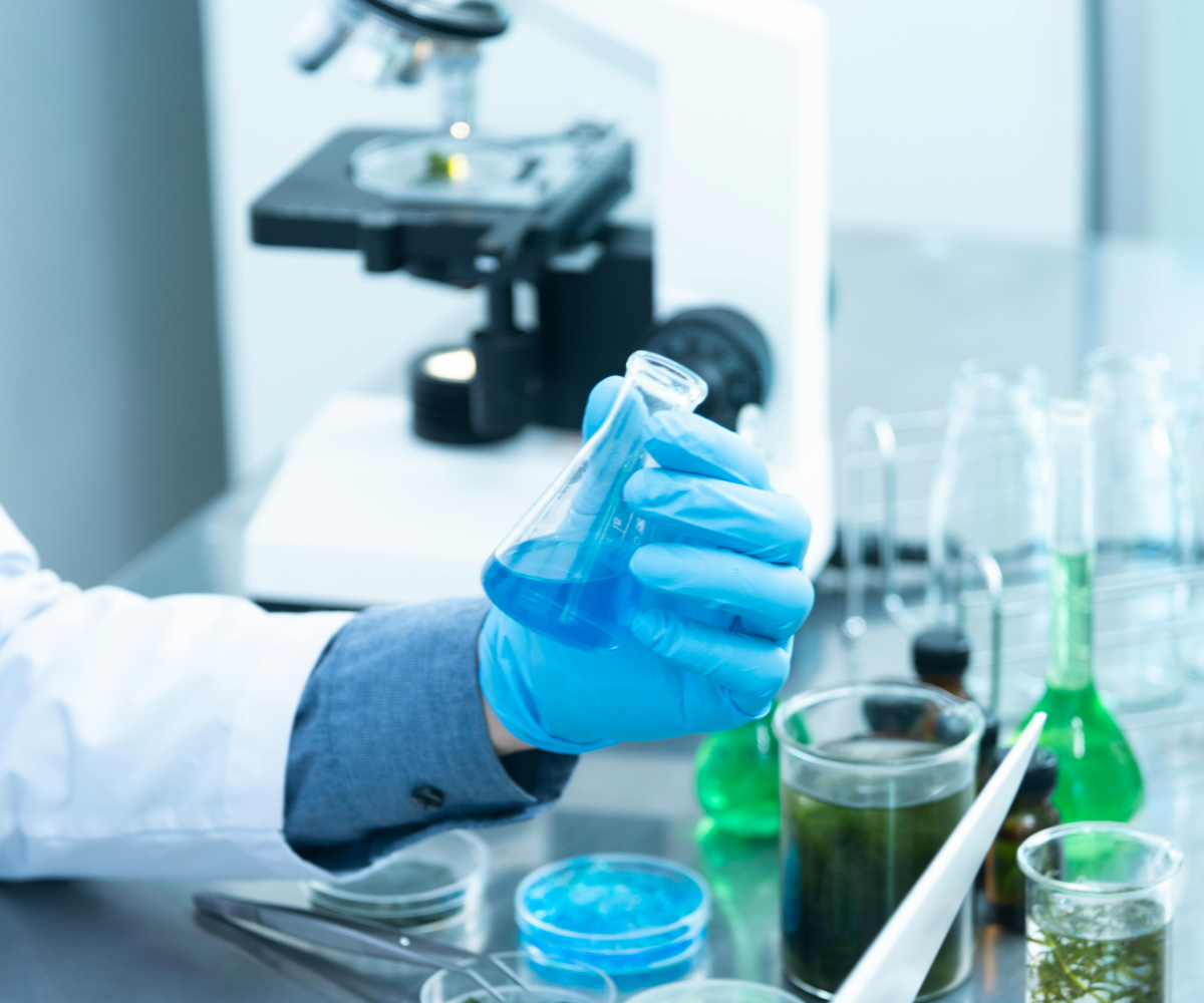 Probówki stojące na stole w laboratorium