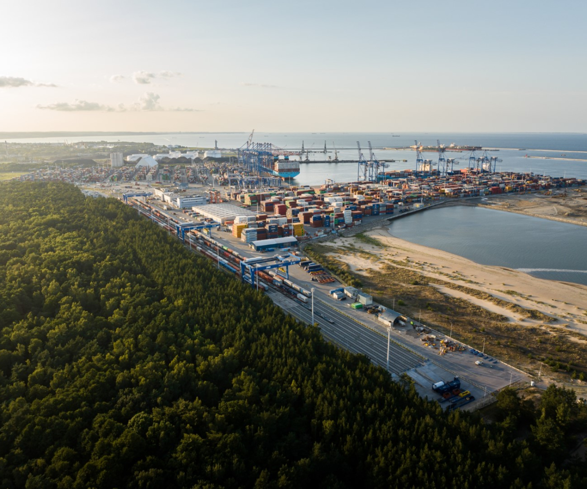 Terminal instalacyjny na brzegu morza