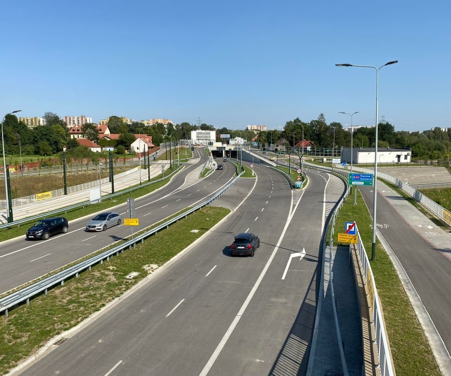 Widok z góry na drogą dwupasmową