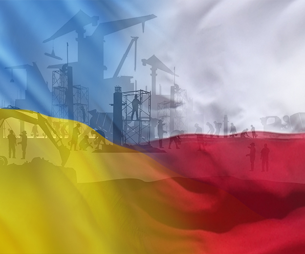 Polskie i ukraińskie barwy na tle placu budowy