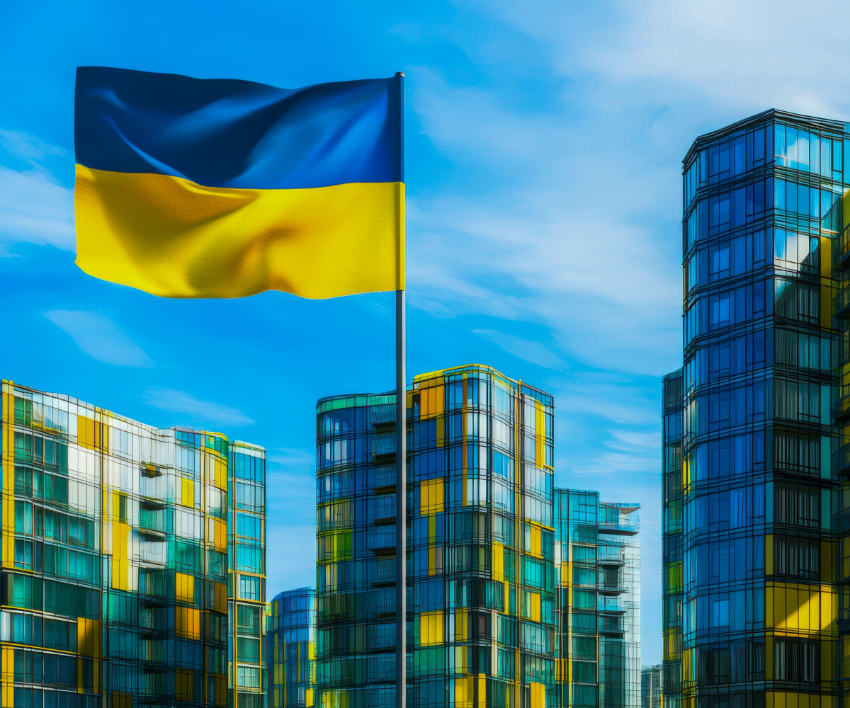 Ukraińska flaga na tle budynków w barwach ukraińskich
