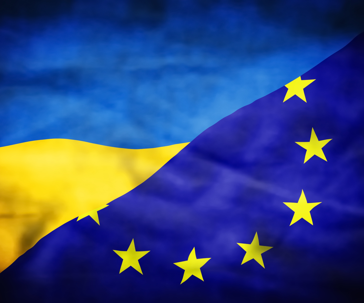 Flaga Ukrainy oraz UE połączone w jedną całość