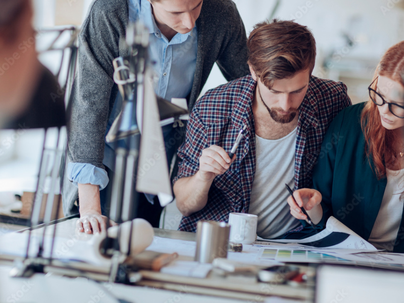 3 osoby dyskutujące w biurze