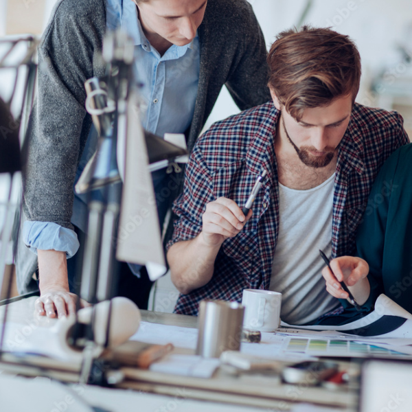 3 osoby dyskutujące w biurze