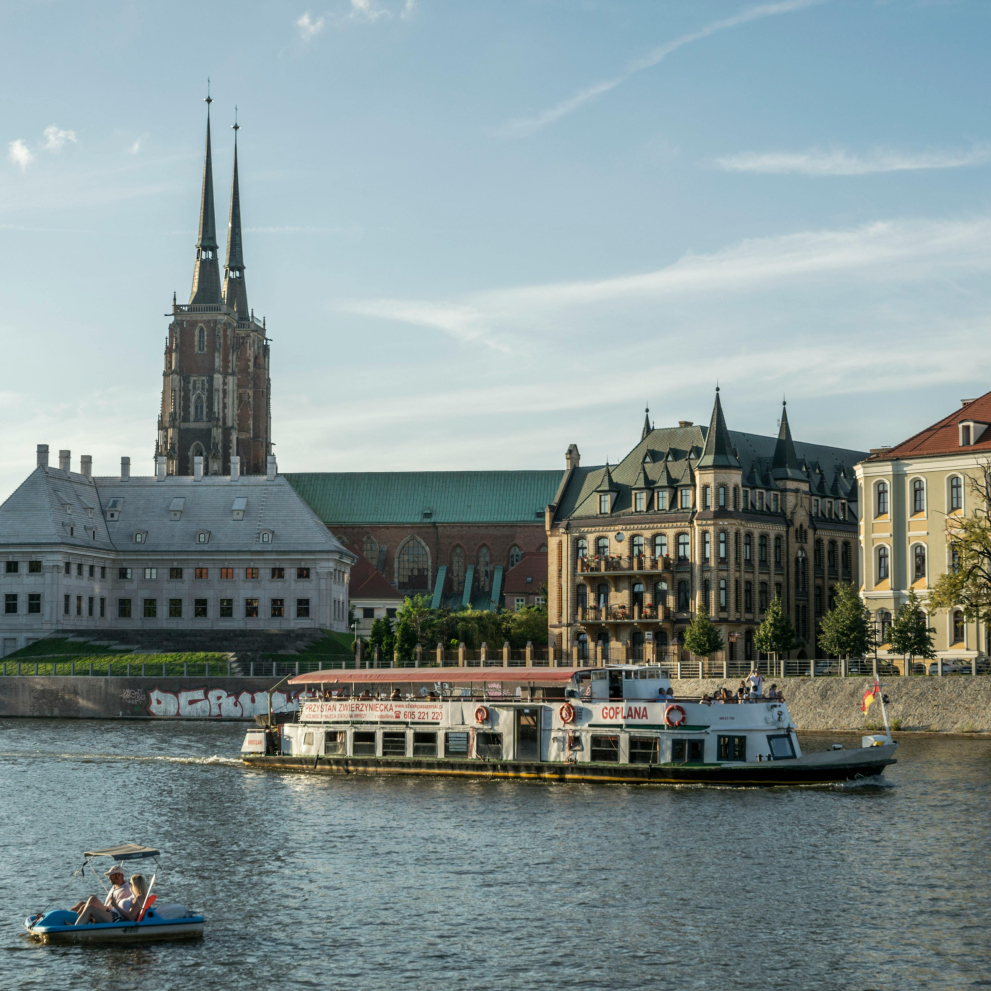 Budynki miejskie nad wodą