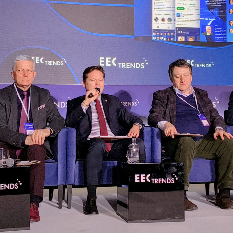 Panel dyskusyjny EEC Trends z udziałem prelegentów siedzących na scenie, przemawia wiceprezes PFR Mariusz Jaszczyk