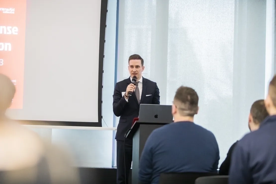 Mężczyzna z mikrofonem na scenie