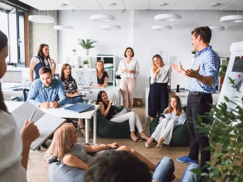 spotkanie zespołu w biurze