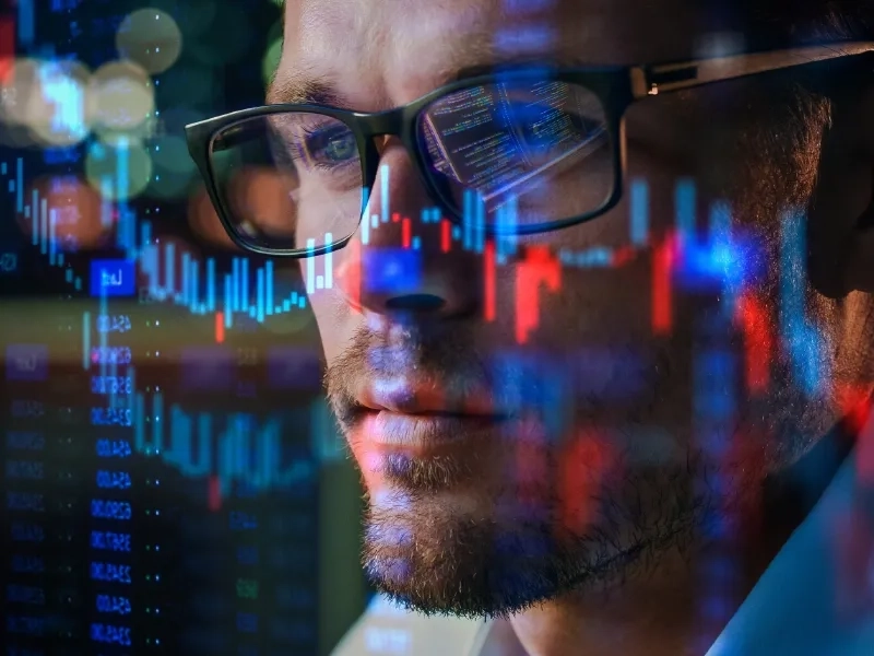 mężczyzna w okularach