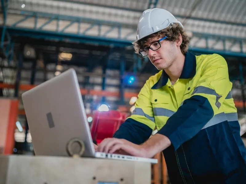 mężczyzna patrzący w ekran laptopa