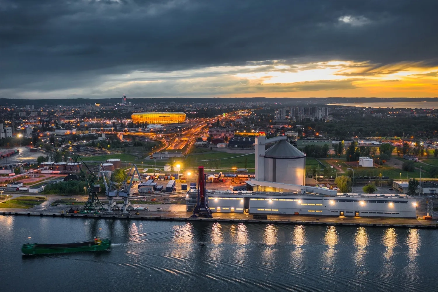 Panorama miasta Gdańska, w oddali stadion sportowy