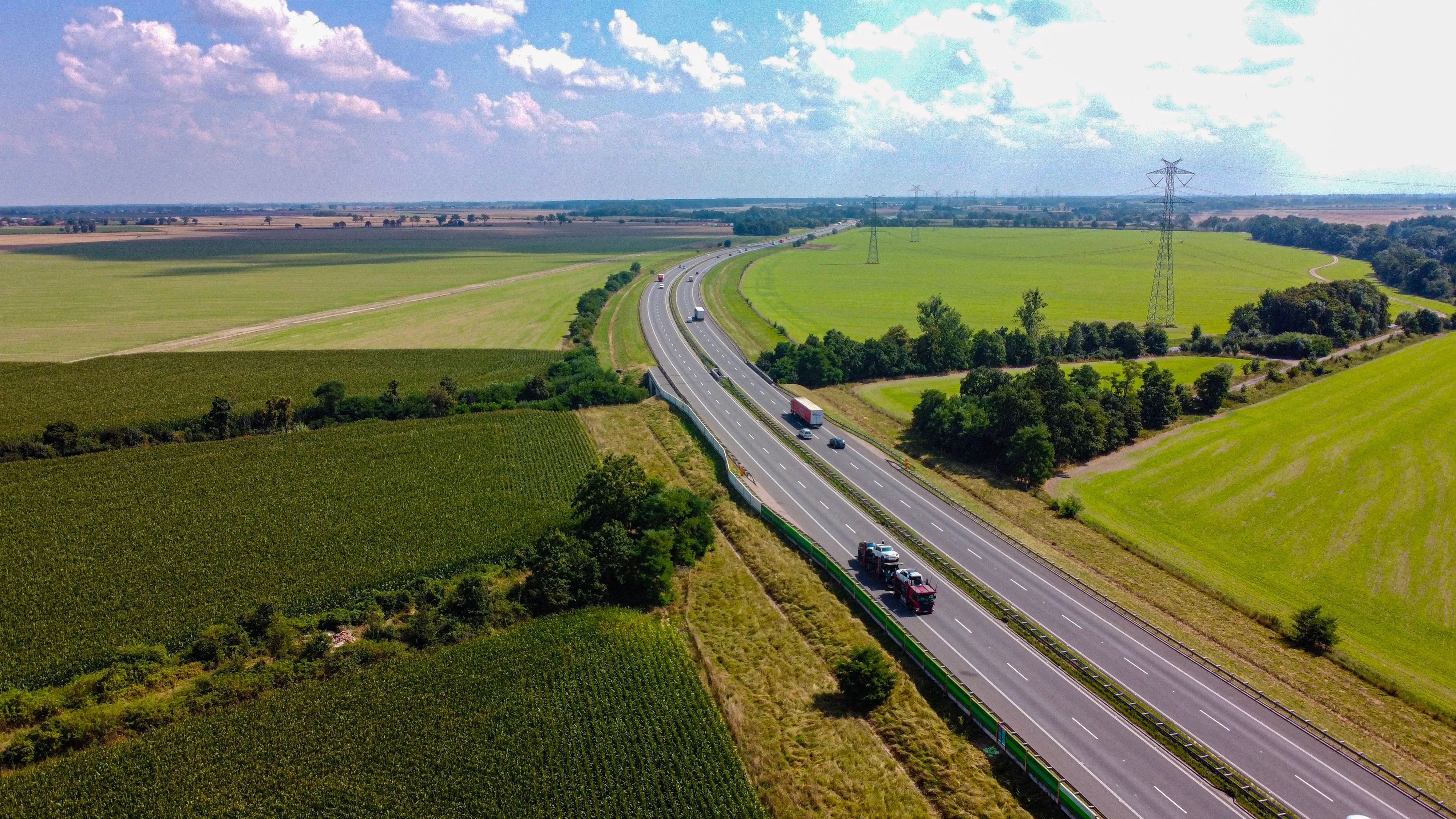 Zdjęcie z lotu ptaka kawałka drogi szybkiego ruchu 